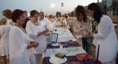 El tercer Sopar de Blanc de Badalona Contra el Càncer recapta 5.000 euros