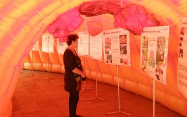 Més de 600 persones passen pel còlon inflable instal·lat al centre de l'Hospitalet de Llobregat