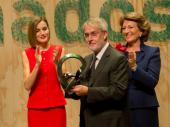 Xavier Bosch rep de mans de la Reina Letizia el premi “V” de Vida