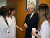 El tenor Josep Carreras visita els pacients hematològics de L'Hospitalet