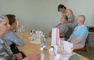 S'organitza el primer taller de maquillatge per a pacients